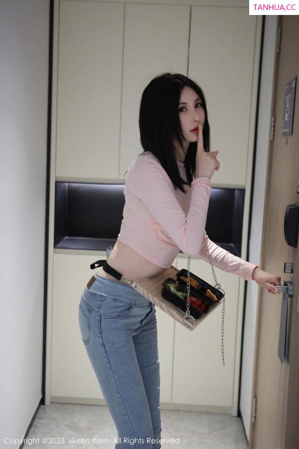   [XiuRen]高清写真图 2023.06.29 No.6992 王曼柔 牛仔裤美腿第8张图片